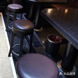 杭州KTV内男子情绪失控，砸碎蛋糕引发冲突